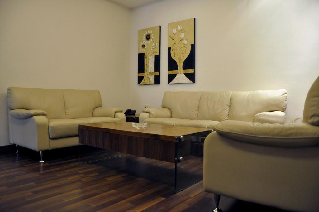 Granada Suites Hotel Amman Room photo